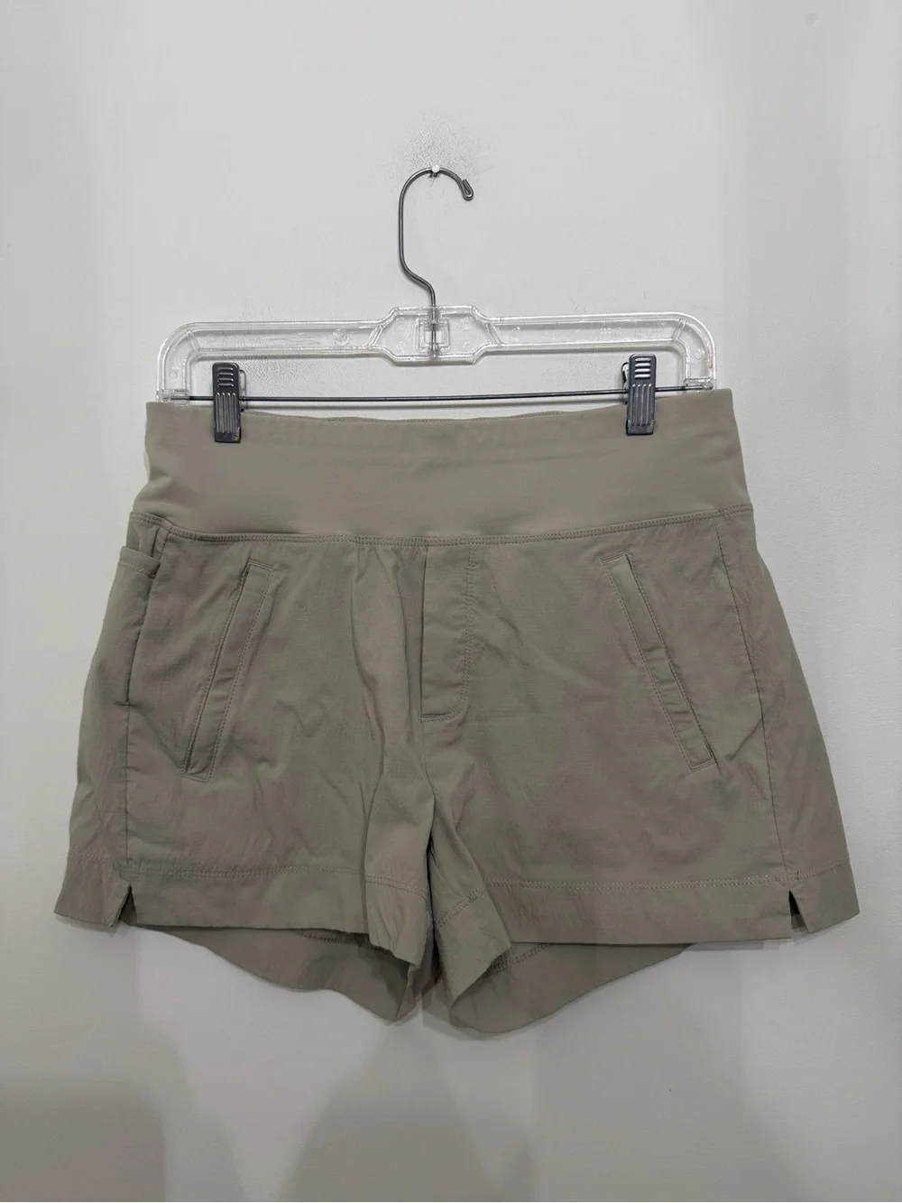 Athleta Trekkie North 3.5” Shorts Khaki Zip Pockets Pull On Granola Women’s 6